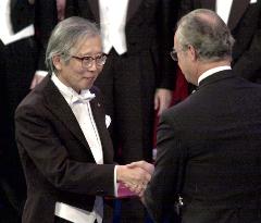 (2)Japanese chemist Shirakawa awarded Nobel Prize